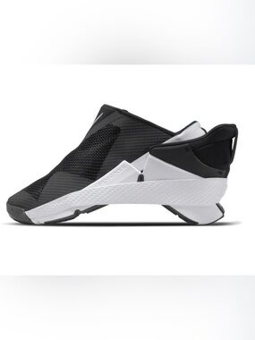 Woman’s Nike Flyease Easy Slip On Black and White Athletic Comfort Sneakers. 8.5